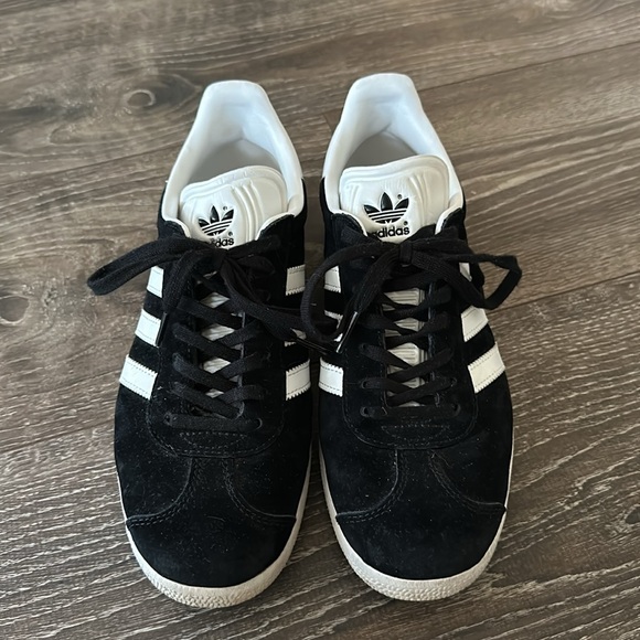 Adidas Gazelle shoes, size 6 1/2, usually wears 7 1/2. one full size too big. - Picture 2 of 7